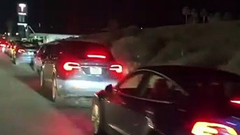 Τι περιμένουν όλα αυτά τα Tesla στην ουρά; Τι περιμένουν όλα αυτά τα Tesla στην ουρά;